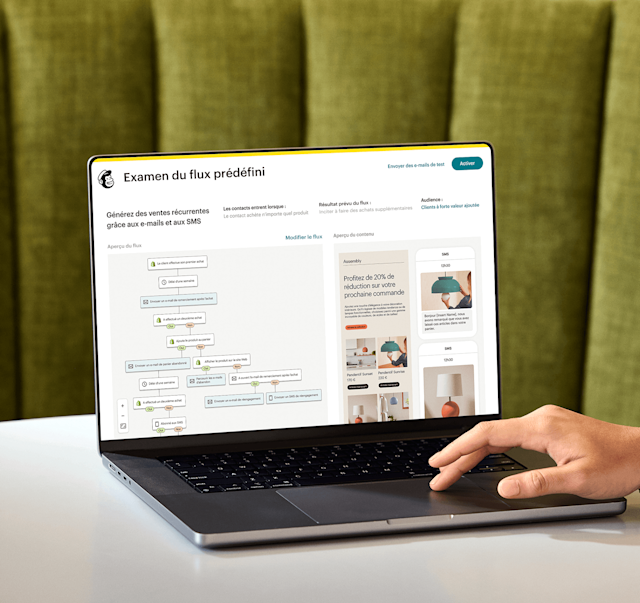 Image d’une personne assise à un bureau, regardant l’écran d’un ordinateur portable affichant la fonctionnalité de vérification de parcours prédéfinis de Mailchimp. Ce dernier présente un aperçu d’un parcours d’automatisation et une vue abstraite des interfaces e-mail et SMS de la marque fictive Assembly.